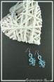 boucles-d-oreilles-en-aluminium-polka-couleur-argent-et-turquoise-sur-fond-noir