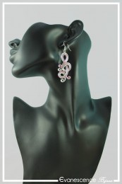 boucles-d-oreilles-en-aluminium-polka-couleur-argent-et-rose-portees