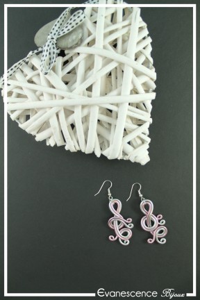 boucles-d-oreilles-en-aluminium-polka-couleur-argent-et-rose-sur-fond-noir