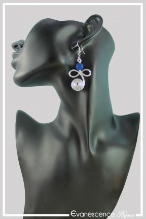 boucles-d-oreilles-en-aluminium-lucky-couleur-argent-et-bleu-roi-portees