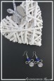 boucles-d-oreilles-en-aluminium-lucky-couleur-argent-et-bleu-roi-sur-fond-noir