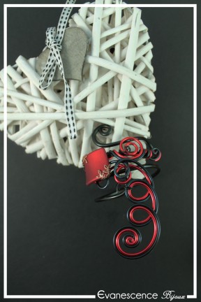 bracelet-en-aluminium-degas-couleur-rouge-et-noir-sur-fond-noir