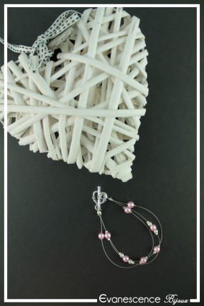 bracelet-en-fil-cable-louna-couleur-rose-et-blanc-sur-fond-noir