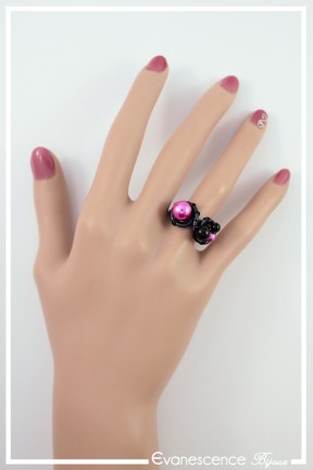 bague-reglable-en-aluminium-margot-couleur-noir-et-fuchsia-portee