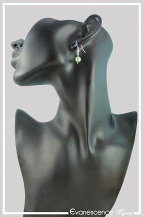 boucles-d-oreilles-sur-clous-eva-couleur-vert-anis-portees