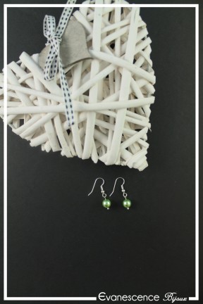 boucles-d-oreilles-sur-clous-eva-couleur-vert-anis-sur-fond-noir