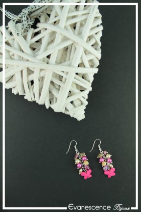 boucles-d-oreilles-chaine-kookie-couleur-fuchsia-et-ivoire-sur-fond-noir