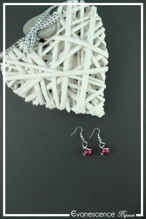 boucles-d-oreilles-avec-un-tourbillon-maou-couleur-bordeaux-et-argent-sur-fond-noir