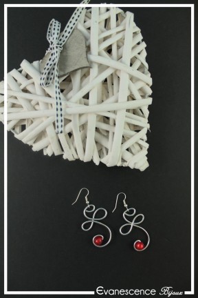 boucles-d-oreilles-en-aluminium-fila-couleur-argent-et-rouge-sur-fond-noir