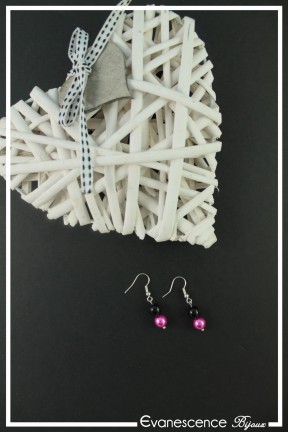 boucles-d-oreilles-sur-clous-margot-couleur-noir-et-fuchsia-sur-fond-noir