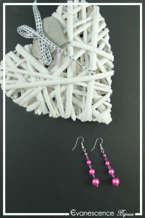 boucles-d-oreilles-sur-clous-ambre-couleur-fuchsia-sur-fond-noir