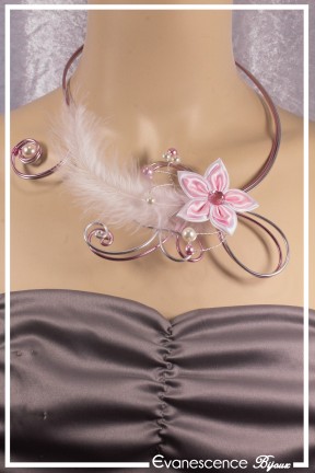 collier-en-aluminium-girofle-couleur-blanc-et-rose-modele-plumes-porte