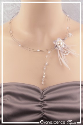 collier-en-fil-cable-gabi-couleur-blanc-et-crystal-modele-plumes-porte