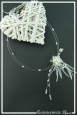 collier-en-fil-cable-gabi-couleur-blanc-et-crystal-modele-plumes-sur-fond-noir