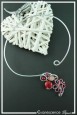 collier-en-aluminium-gagarine-couleur-argent-et-rouge-sur-fond-noir