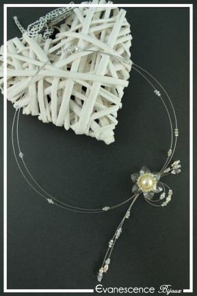 collier-en-fil-cable-gabi-couleur-ivoire-et-crystal-sur-fond-noir