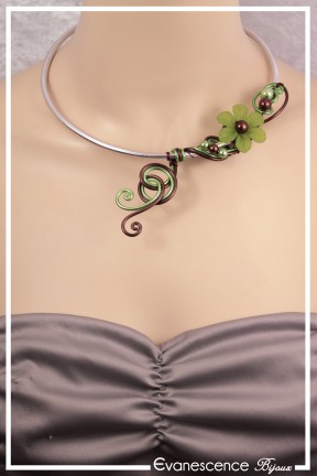 collier-en-aluminium-nicolai-couleur-chocolat-et-vert-anis-porte