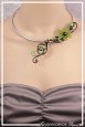 collier-en-aluminium-nicolai-couleur-chocolat-et-vert-anis-porte