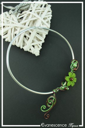 collier-en-aluminium-nicolai-couleur-chocolat-et-vert-anis-sur-fond-noir