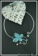 collier-en-aluminium-kami-couleur-blanc-et-turquoise-sur-fond-noir