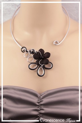 collier-en-aluminium-lili-couleur-argent-et-noir-porte