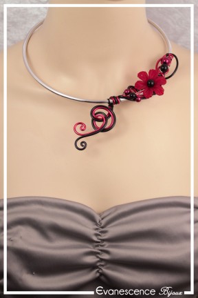 collier-en-aluminium-nicolai-couleur-rouge-et-noir-porte