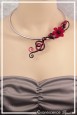 collier-en-aluminium-nicolai-couleur-rouge-et-noir-porte