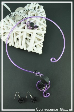 parure-de-bijoux-marylin-couleur-violet-et-noir-sur-fond-noir