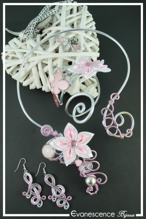 parure-de-bijoux-ziva-couleur-argent-et-rose-pale-sur-fond-noir