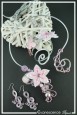 parure-de-bijoux-ziva-couleur-argent-et-rose-pale-sur-fond-noir