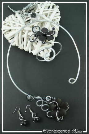 parure-de-bijoux-lili-couleur-argent-et-noir-sur-fond-noir