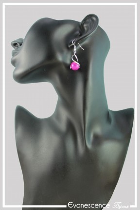 boucles-d-oreilles-avec-un-tourbillon-maou-couleur-fuchsia-et-argent-portees