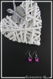 boucles-d-oreilles-avec-un-tourbillon-maou-couleur-fuchsia-et-argent-sur-fond-noir