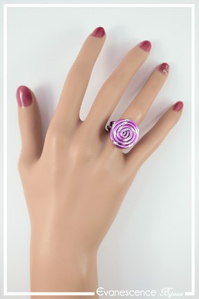 bague-reglable-en-aluminium-pastille-couleur-rose-strie-portee