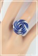 bague-reglable-en-aluminium-pastille-couleur-bleu-roi-strie-portee-zoom