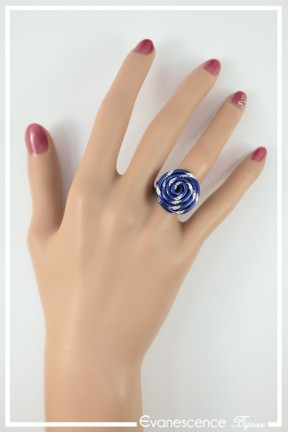 bague-reglable-en-aluminium-pastille-couleur-bleu-roi-strie-portee