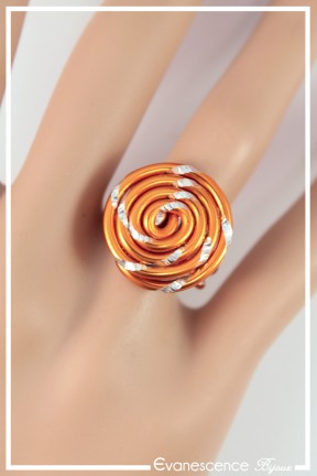 bague-reglable-en-aluminium-pastille-couleur-orange-strie-portee-zoom