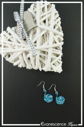 boucles-d-oreilles-en-aluminium-pastille-couleur-turquoise-strie-sur-fond-noir