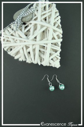 boucles-d-oreilles-avec-un-tourbillon-maou-couleur-vert-d-eau-et-argent-sur-fond-noir