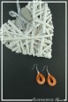 boucles-d-oreilles-en-resille-hagrid-couleur-orange-et-argent-sur-fond-noir