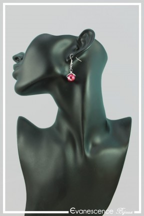 boucles-d-oreilles-avec-un-tourbillon-maou-couleur-rouge-et-argent-portees