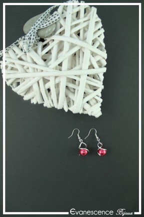 boucles-d-oreilles-avec-un-tourbillon-maou-couleur-rouge-et-argent-sur-fond-noir