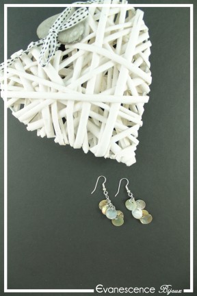boucles-d-oreilles-chaine-calypso-couleur-ecru-sur-fond-noir