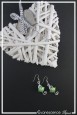 boucles-d-oreilles-en-aluminium-baboune-couleur-argent-et-vert-pomme-sur-fond-noir