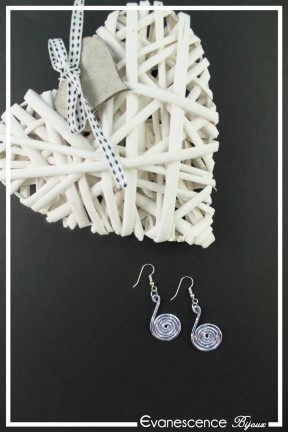 boucles-d-oreilles-en-aluminium-pastille-couleur-bleu-clair-strie-sur-fond-noir