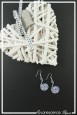 boucles-d-oreilles-en-aluminium-pastille-couleur-bleu-clair-strie-sur-fond-noir