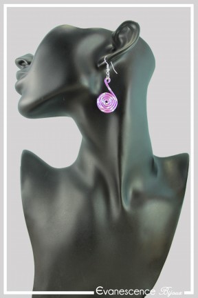 boucles-d-oreilles-en-aluminium-pastille-couleur-rose-strie-portees