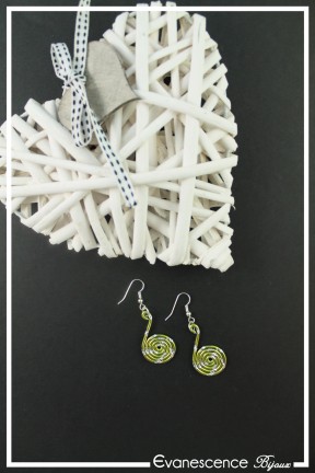 boucles-d-oreilles-en-aluminium-pastille-couleur-vert-pomme-strie-sur-fond-noir