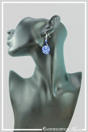 boucles-d-oreilles-en-aluminium-pastille-couleur-bleu-roi-strie-portees