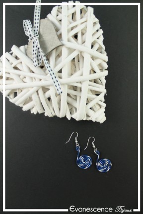 boucles-d-oreilles-en-aluminium-pastille-couleur-bleu-roi-strie-sur-fond-noir